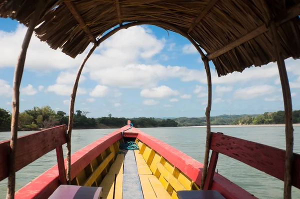 Лодка на реке Усумасинта, Фронтера Корасаль, Мексика — стоковое фото