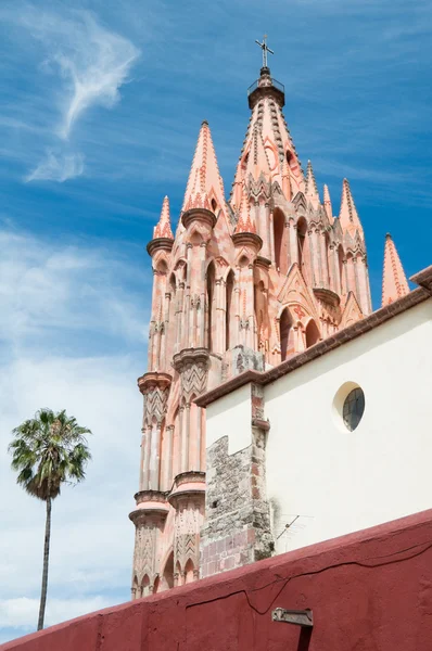 Церковь Сан-Рафаэль, Сан-Мигель-де-Альенде (Мексика) ) — стоковое фото