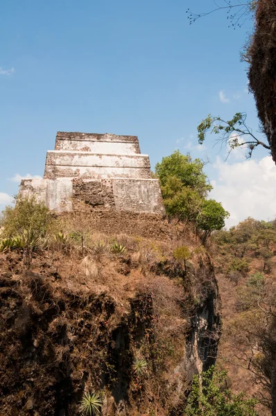Пирамида в руинах Тепозтеко в Тепозтлане, Мексика — стоковое фото
