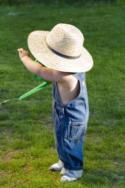 Hasır şapka, baharın tadını genç bahçıvan olan çocuk