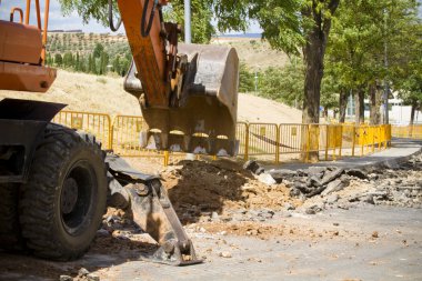 tarak sandpit yükseltilmiş kova ile doğa üzerinde duran