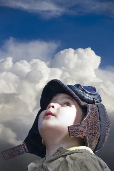 Ένα παιδί που ντυμένοι με χειριστής θέλει στον καταγάλανο ουρανό — Φωτογραφία Αρχείου