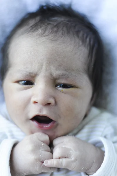 Gülümseyen ve elleriyle oynamaya yeni doğan bebek — Stok fotoğraf