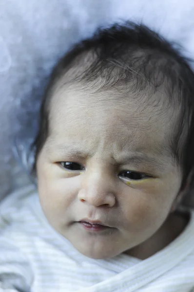Bebé recién nacido mirando con interés —  Fotos de Stock