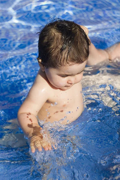 Pasgeboren baby genieten van de zomer in het zwembad — Stockfoto
