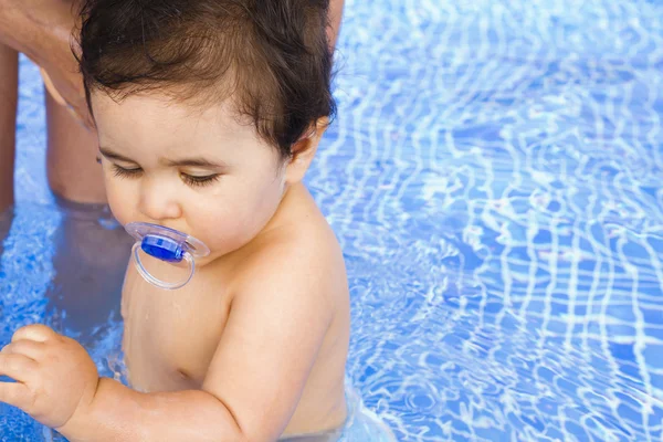 Copil nou-născut speriat de apa piscinei — Fotografie, imagine de stoc
