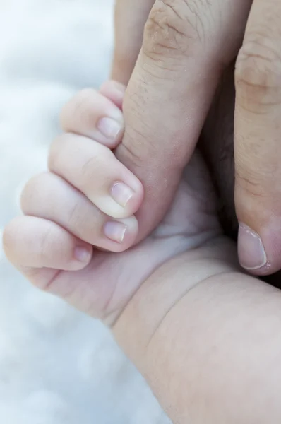 彼の父のつま先をつかむ赤ちゃん手 — ストック写真