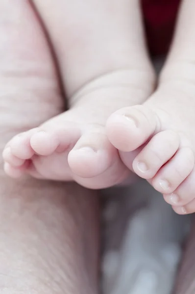 Pés de bebê, dedos e detalhes da pele — Fotografia de Stock
