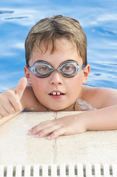 Мальчик в очках наслаждается летним бассейном — стоковое фото