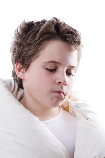 Criança loira doente com febre, termômetro digital e branco em branco — Fotografia de Stock
