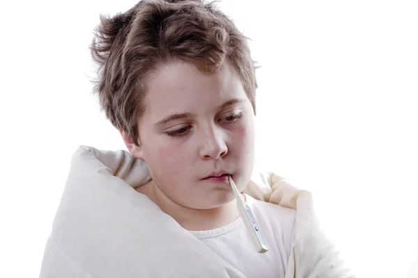 Paciente jovem com febre, com termômetro digital e branco — Fotografia de Stock