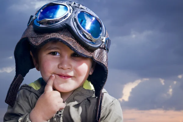 Adorabile bambino vestito in uniforme pilota con viso divertente — Foto Stock