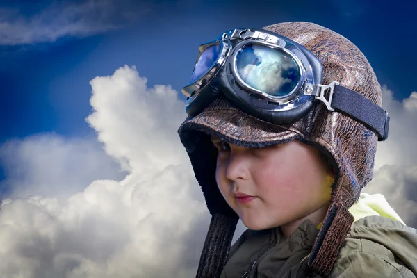 Criança piloto, bonito e engraçado sobre nuvens de fundo — Fotografia de Stock