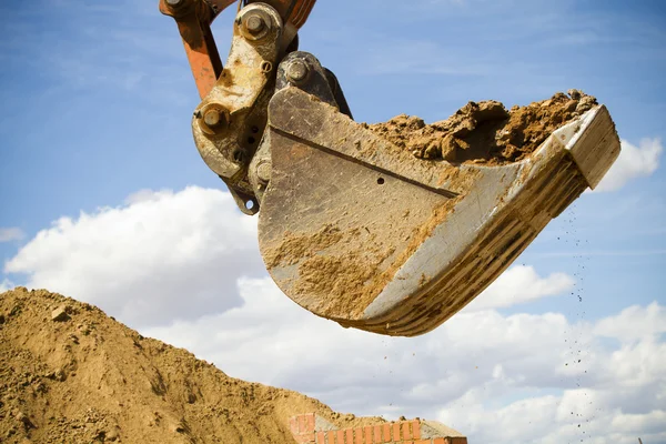 Macchina caricatrice a ruote che scarica sabbia in eathmoving lavori in const — Foto Stock