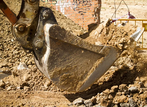 深いトレンチを掘る掘削機 — ストック写真
