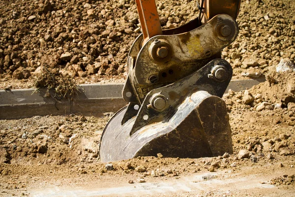 Escavatore scavare una trincea profonda — Foto Stock