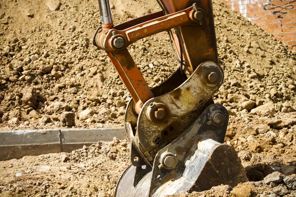 Escavatore scavare una trincea profonda, lavorando — Foto Stock