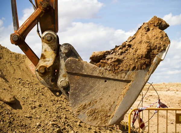 Escavadeira cavando uma trincheira profunda, trabalhando, areia — Fotografia de Stock