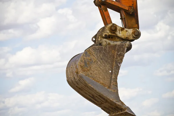 Track-type loader excavator machine doing earthmoving work at sa — Stock Photo, Image