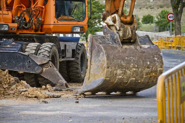 特写滑移转向装载机挖掘机在公路建设工作 — 图库照片