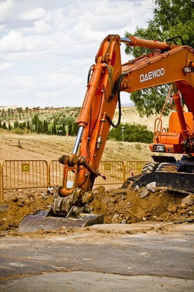 Local de construção com equipamento de escavação — Fotografia de Stock