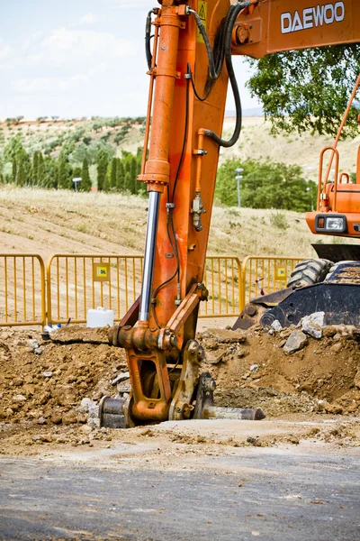 Escavatore arancione su una piattaforma di lavoro — Foto Stock