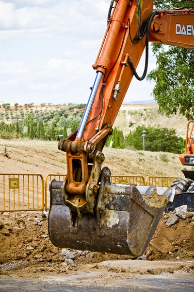 Máquina escavadeira carregador durante trabalhos de terraplanagem ao ar livre em co — Fotografia de Stock