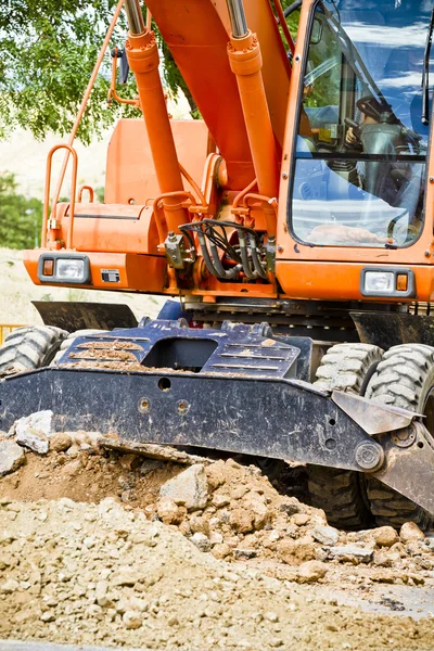 Wheel loader Excavator with backhoe unloading sand at eathmoving — Stock Photo, Image
