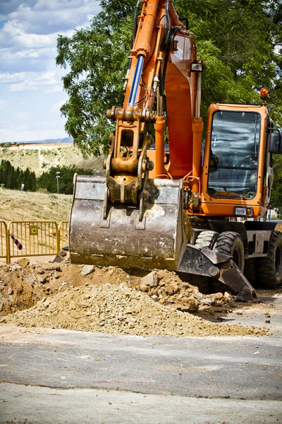 Loader hjulgrävare med traktorgrävare lossning sand på eathmoving — Stockfoto