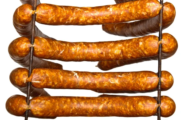 Чотири ковбаси готові до куріння ізольовані — стокове фото
