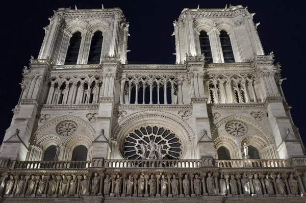 巴黎圣母院在晚上的外观 — 图库照片