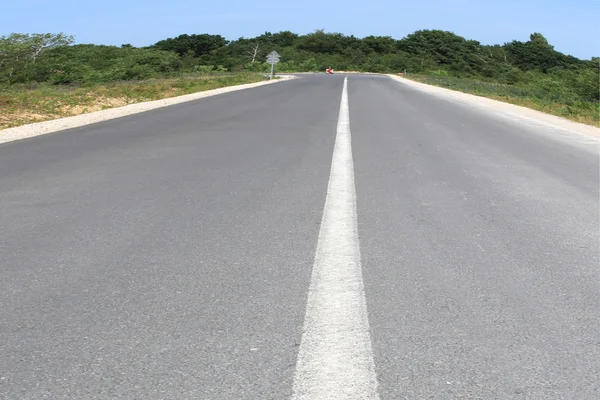 Uma linha branca em uma estrada — Fotografia de Stock