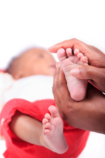Bebé recién nacido pie afroamericano —  Fotos de Stock