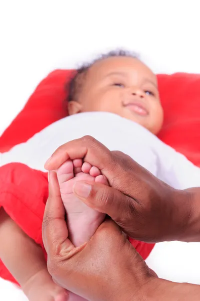Recém-nascido bebê afro-americano pé — Fotografia de Stock