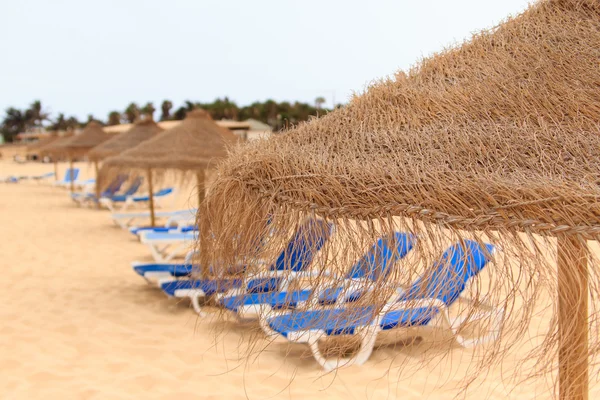 在佛得角的 palapa 太阳屋顶海滩伞 — 图库照片