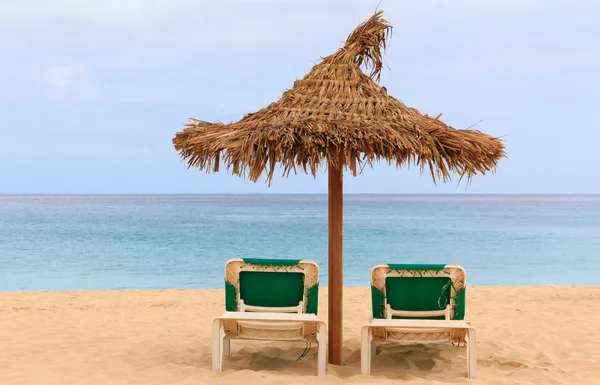 Palapa guarda-chuva de praia de telhado de sol em cabo verde — Fotografia de Stock