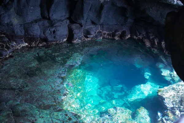 Vista interior de la cueva en aumento Fotos de stock libres de derechos