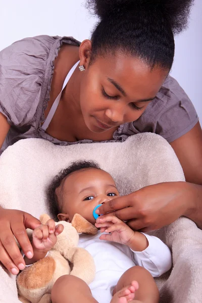 Bambino neonato con madre — Foto Stock