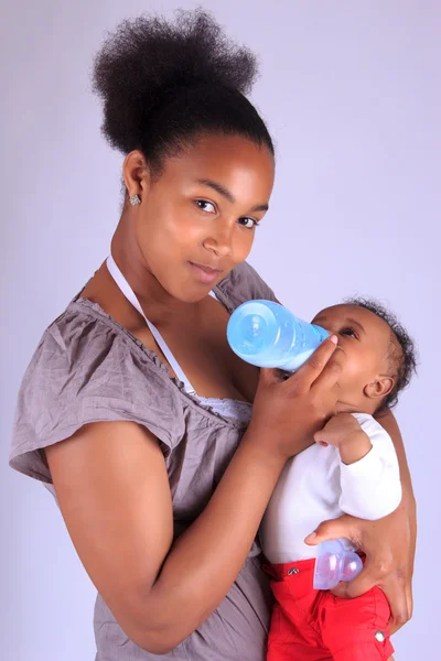 Младенец с матерью — стоковое фото