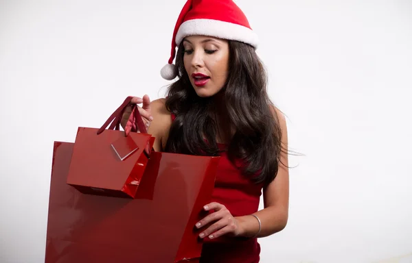 Vacker brunett flicka håller jul påsar — Stockfoto