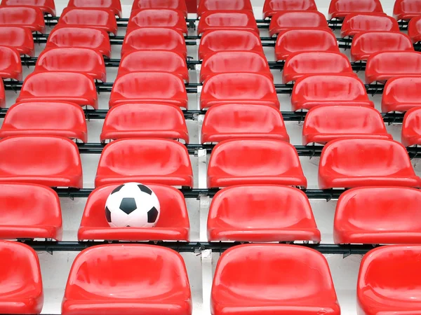 Football sur chaises de stade — Photo