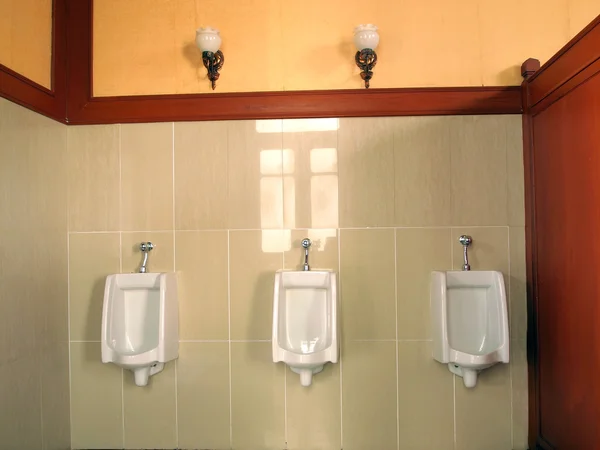 Rangée urinoirs automatiques dans une toilette vintage — Photo