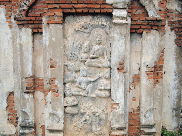 在石头的墙上，泰国佛教泰国灰泥 — 图库照片