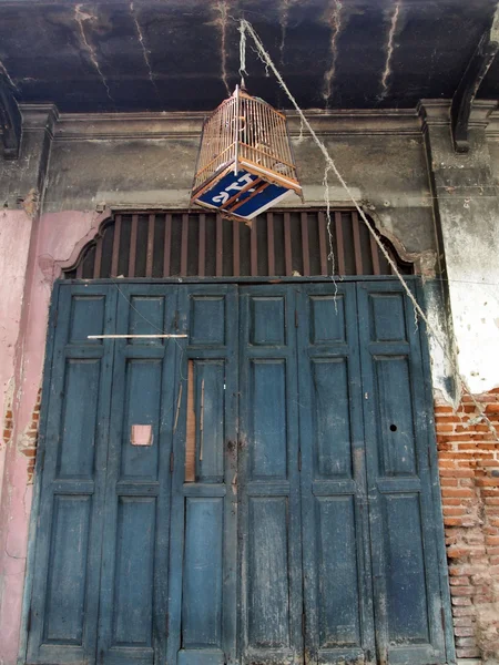Terk edilmiş eski bir kapı — Stok fotoğraf