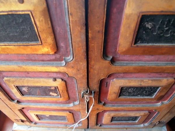 Porta de madeira do celeiro velho com fechadura e corrente — Fotografia de Stock
