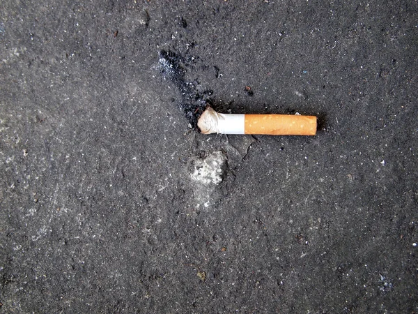 Buts de cigarrillos diseñados para poner de fumar, ideal para su uso en un sitio web programa de dejar de fumar / Dejar de fumar — Foto de Stock