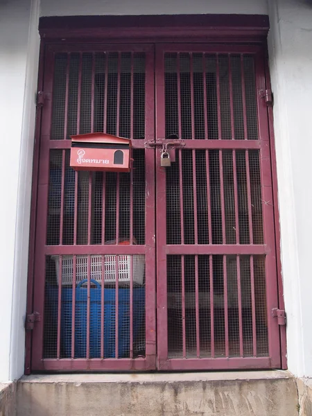 Σιδερένια πόρτα είναι κλειδωμένη — Φωτογραφία Αρχείου