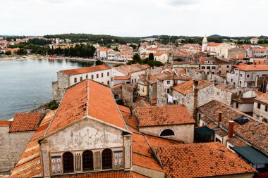 Hırvatistan 'ın Porec kentinin Kırmızı Çatı Panoramik Görünümü