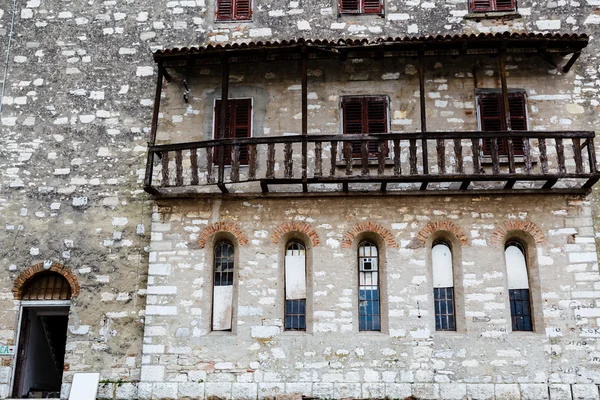 Huis met houten balkon en boog windows in porec, Kroatië — Stockfoto
