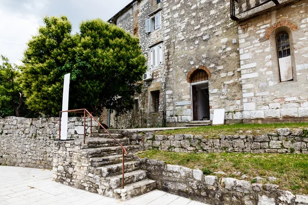 Oude stenen huis in porec, Kroatië — Stockfoto